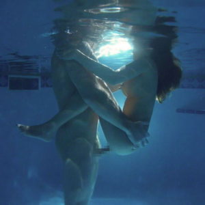 【水中セックスエロ画像】溺れかけても性欲は止まらない性欲盛んなカップル達！(22枚)